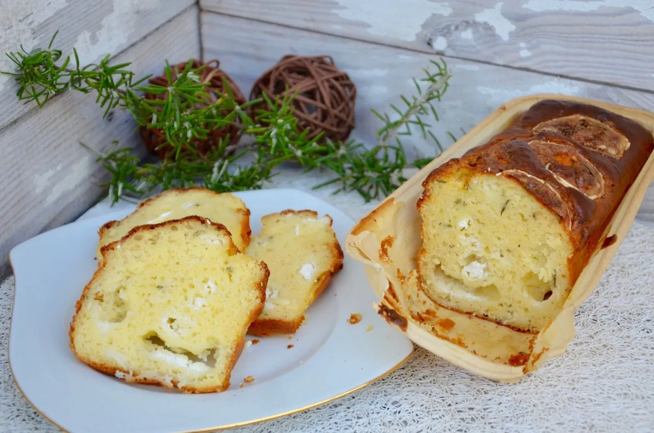 Panqué de queso de cabra, miel y romero